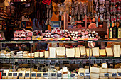 Marktstand mit Wurst und Käse (Bozen, Italien)