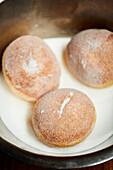 Pudding-filled doughnuts with icing sugar