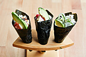 Drei verschiedene Temaki-Sushi (Japan)