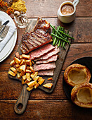 Steakbraten mit Yorkshire Pudding und Kartoffeln