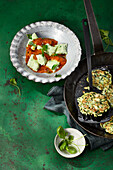 Grüne Gnocchi mit Zucchini-Puffer auf Rösttomatensauce