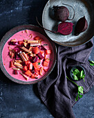 Kartoffeleintopf mit Rote-Bete und Räucheraal