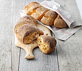 Mediterranes Bauernbrot mit getrockneten Tomaten