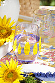 Glasdeko mit einzelnen Sonnenblumen-Blütenblättern
