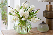 Weißer Blumenstrauß aus Hyazinthen und Tulpen (Hyacinthus, Tulipa)