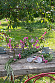 Tischdeko mit Tränendem Herz (Dicentra Spectabilis) und Storchschnabel (Geranium macrorrhizum), Kranz binden