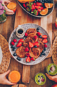 Gesundes Familienfrühstück mit Beeren und Mini-Pancakes