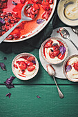 Mascarponecreme mit honiggerösteten Erdbeeren und lila Basilikum
