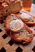 Eine Scheibe Brot mit Rocamadour-Käse