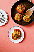 Gefüllte Paprika mit Hirse und Tomatensauce
