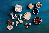 Pflanzliche Umami-Spender - Pilze, Oliven, Sojasauce, Hefeflocken, Walnüsse