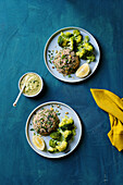 Kräuter-Couscous mit Brokkoli und Erbsencreme