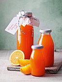 Selbstgemachter Möhren-Orangen-Saft in Glasflaschen