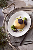 Parmesan-Safran-Pudding mit Romanesco und lila Kartoffeln