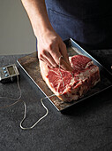 Steak für Rückwärts-Braten vorbereiten (Thermometer einsetzen)