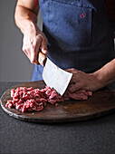 Tatar aus Rindfleisch schneiden