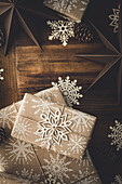 Weihnachtsgeschenke in Packpapier mit Schneeflockenmotiv verpackt