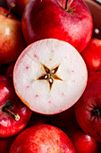 Frische, rote Äpfel, einer halbiert (Close Up)