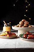 Weihnachtspudding-Donut-Happen, Phyllo-Feta-Päckchen mit Sesamhonig, glasierte Schinkenwürste