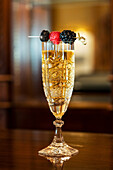 Cocktail in Kristallglas mit Beerendekoration