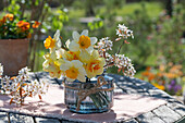 Blumenstrauß aus Narzissen (Narcissus) und blühende Zweige der Felsenbirne (Amelanchier) in Vase