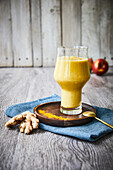 Apple-ginger smoothie