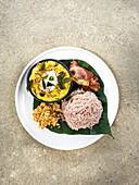 String Hoppers, Dahl mit gekochtem Ei, Kokos-Sambal und gebratener Speck (Frühstück, Sri Lanka)