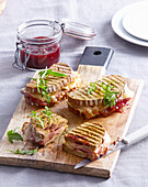 Gegrillte Parmaschinken-Sandwiches