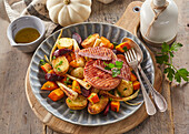 Warmer Kartoffel-Gemüse-Salat mit Schinkensteak