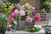 Blumenarrangement aus Pfingstrosen, Glockenblumen, Giersch, Zierlauch und Astrantia