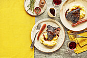 Ox cheek in red wine (from the pressure cooker) with carrots and mashed potatoes