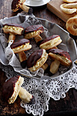 Waldpilz-Kekse gefüllt mit Sahne und Schokoladenglasur