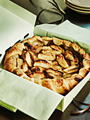 Klassischer französischer Apfelkuchen in einer Patisserie-Kuchenschachtel