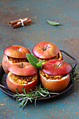 Äpfel gefüllt mit Kürbis, Crescenza und Scamorza-