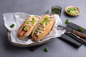 Vegane Hot Dogs mit Sojawürstchen und Mac and 'Cheese'