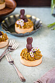 Easter pistachio tartelette with carrots