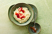 Semolina porridge with strawberries