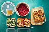 Verschiedene vegane Essensreste zum Einfrieren in verschiedenen Behältnissen