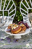 Krapfen mit Fliedern und Weintrauben