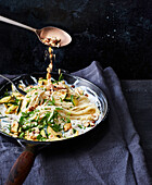 Courgette noodles with hazelnuts and goat cheese cream