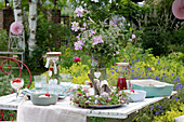 Gedeckter Tisch fürs Sommerfest im Garten