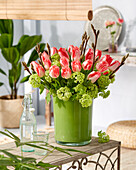 Blumenstrauß mit Tulpen (Tulipa) 'Lingerie'und gewöhnlichem Schneeball (Viburnum opulus) 'Roseum'