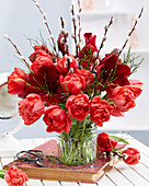 Blumenstrauß mit Ritterstern (Hippeastrum) und Tulpen (Tulipa)