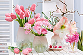 Ritterstern (Hippeastrum), Tulpen und Ranunkeln in Vasen