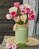 Gemischte Tulpen in Vase