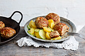 Bayerische Fleischpflanzerl mit Kartoffel-Gurken-Salat