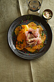 Kürbis-Carpaccio und gebeizte Kräuter-Makrele