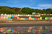 Strandhütten am Strand der North Bay, Scarborough, Yorkshire, England, Vereinigtes Königreich, Europa