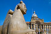 Statue vor dem Rathaus, Victoria Square, Birmingham, West Midlands, England, Vereinigtes Königreich, Europa
