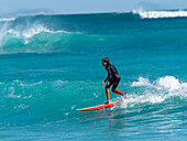 Surfer reitet auf einer Welle am Ningaloo Riff, Westaustralien, Australien, Pazifik